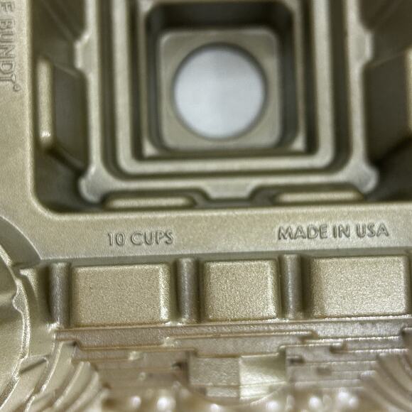 Nordic Ware Castle Bundt Cake Pan 10 Cup Cast Aluminum USA - Picture 6 of 14